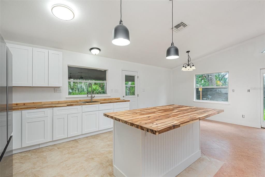 待售: $375,000 (4 贝兹, 2 浴室, 2048 平方英尺)