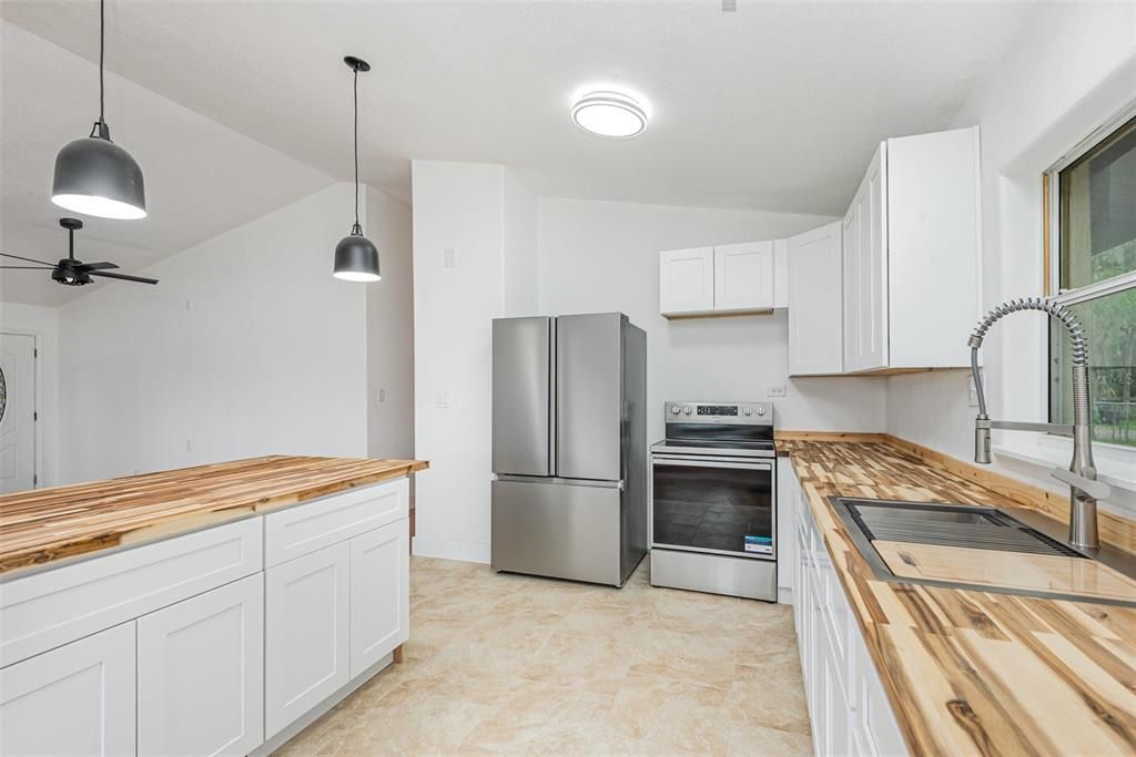 待售: $375,000 (4 贝兹, 2 浴室, 2048 平方英尺)