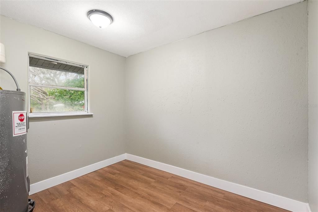 待售: $375,000 (4 贝兹, 2 浴室, 2048 平方英尺)