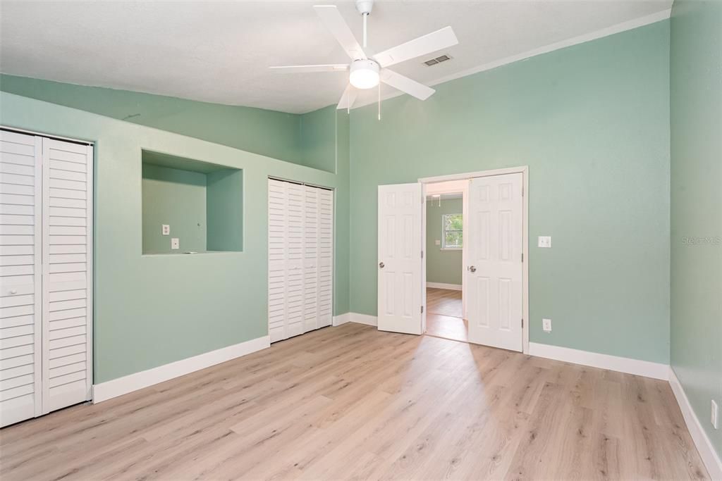 待售: $375,000 (4 贝兹, 2 浴室, 2048 平方英尺)