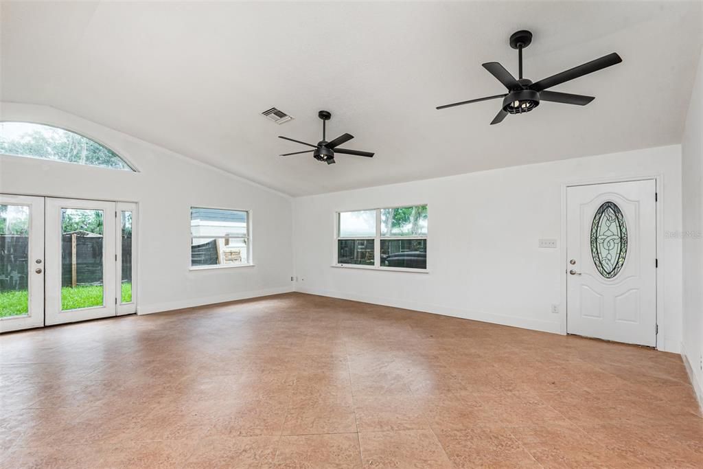 待售: $375,000 (4 贝兹, 2 浴室, 2048 平方英尺)