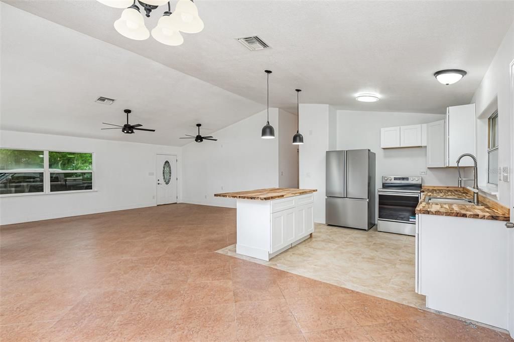 待售: $375,000 (4 贝兹, 2 浴室, 2048 平方英尺)