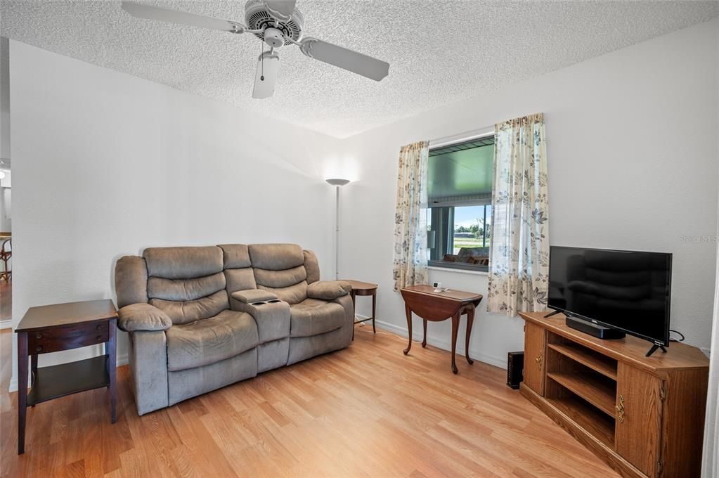 合同活跃: $300,000 (2 贝兹, 2 浴室, 2067 平方英尺)