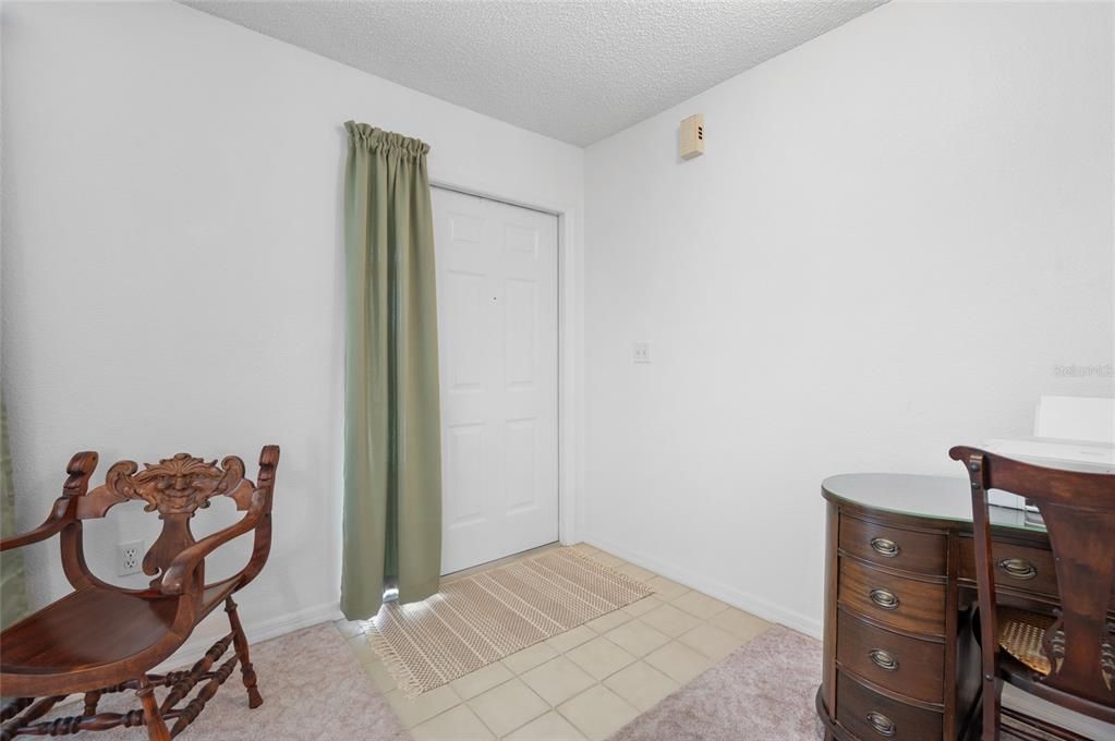 合同活跃: $300,000 (2 贝兹, 2 浴室, 2067 平方英尺)