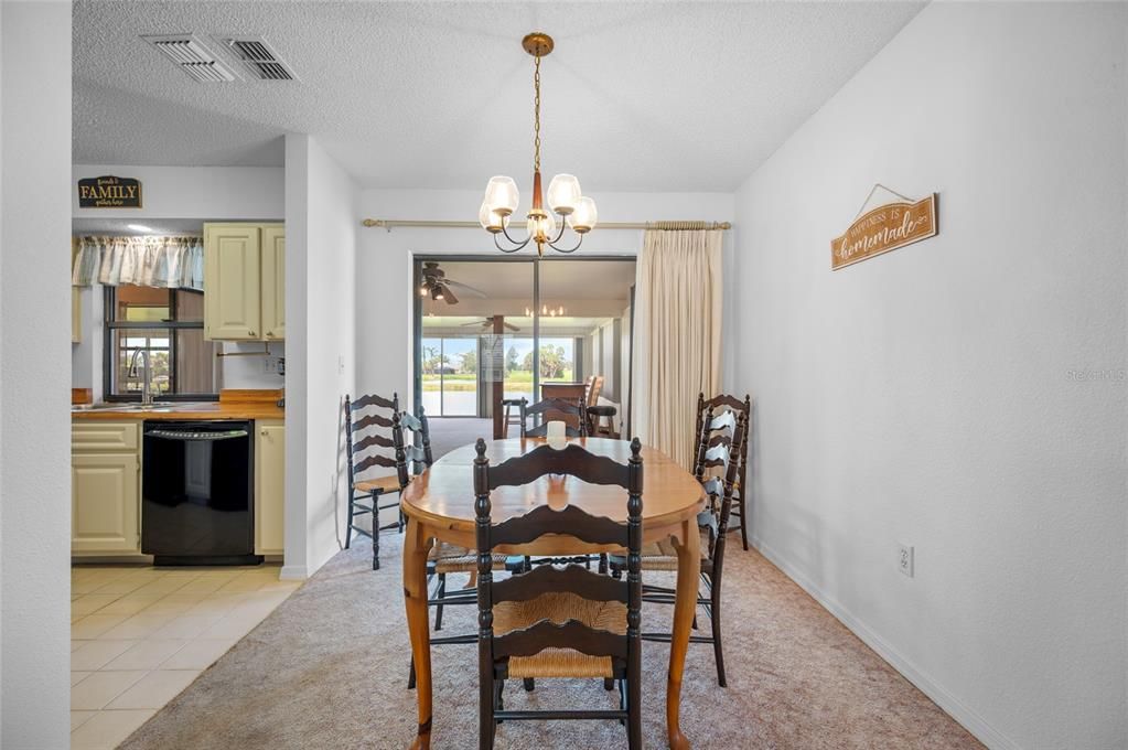 合同活跃: $300,000 (2 贝兹, 2 浴室, 2067 平方英尺)