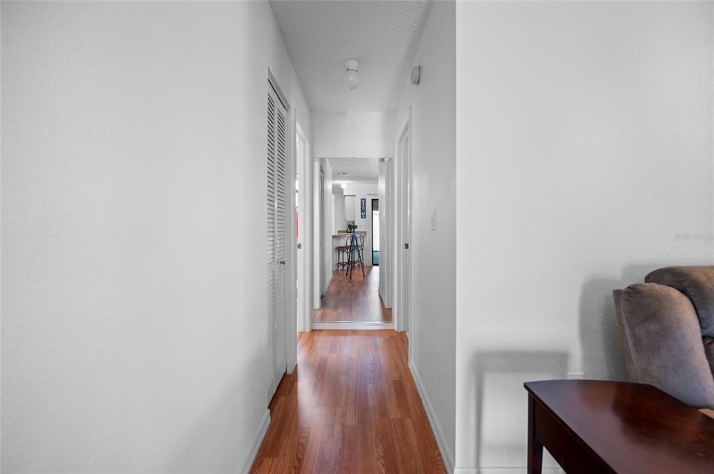 合同活跃: $300,000 (2 贝兹, 2 浴室, 2067 平方英尺)