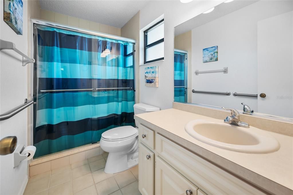 合同活跃: $300,000 (2 贝兹, 2 浴室, 2067 平方英尺)