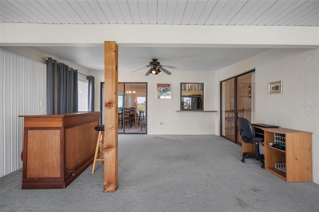 合同活跃: $300,000 (2 贝兹, 2 浴室, 2067 平方英尺)