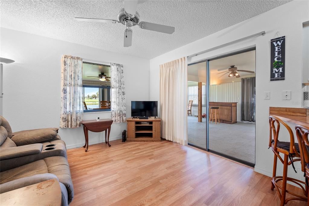 合同活跃: $300,000 (2 贝兹, 2 浴室, 2067 平方英尺)