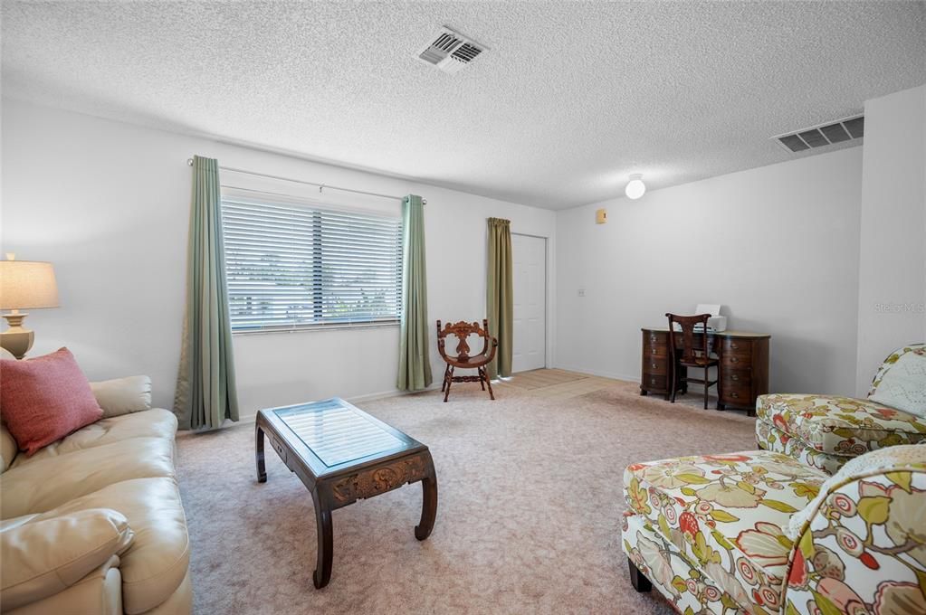 合同活跃: $300,000 (2 贝兹, 2 浴室, 2067 平方英尺)