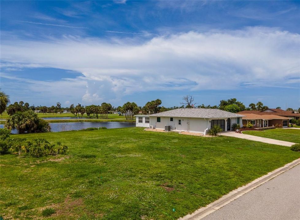 合同活跃: $300,000 (2 贝兹, 2 浴室, 2067 平方英尺)