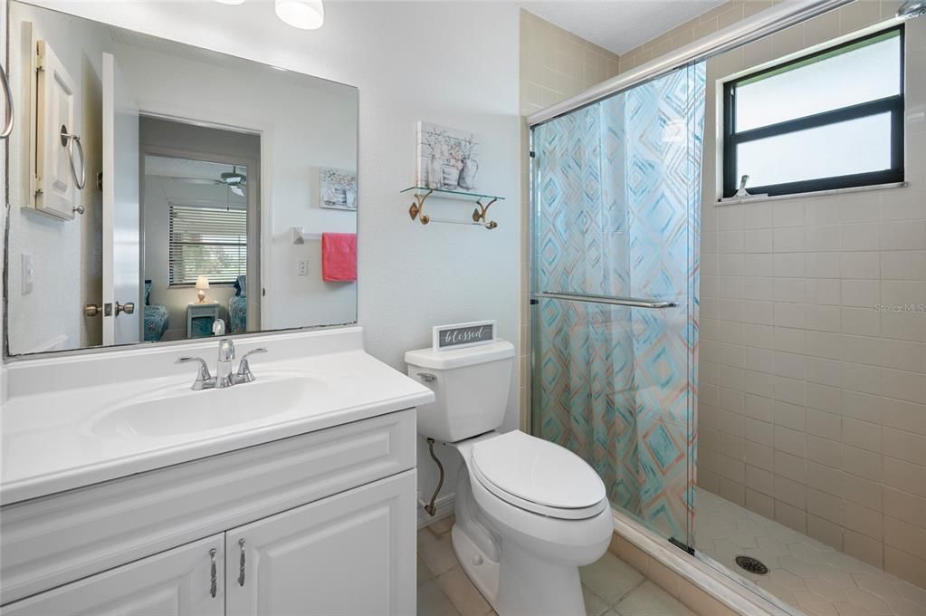 合同活跃: $300,000 (2 贝兹, 2 浴室, 2067 平方英尺)