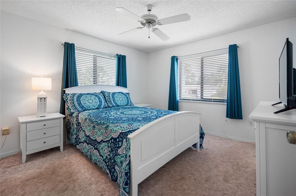 合同活跃: $300,000 (2 贝兹, 2 浴室, 2067 平方英尺)