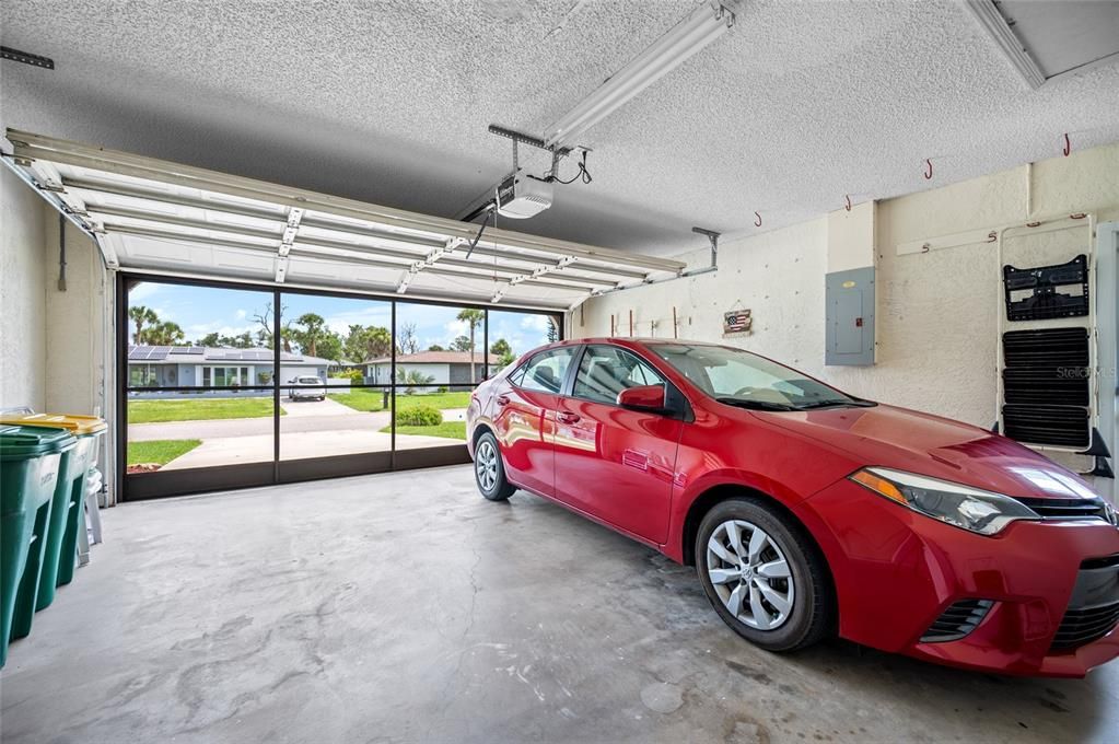 合同活跃: $300,000 (2 贝兹, 2 浴室, 2067 平方英尺)