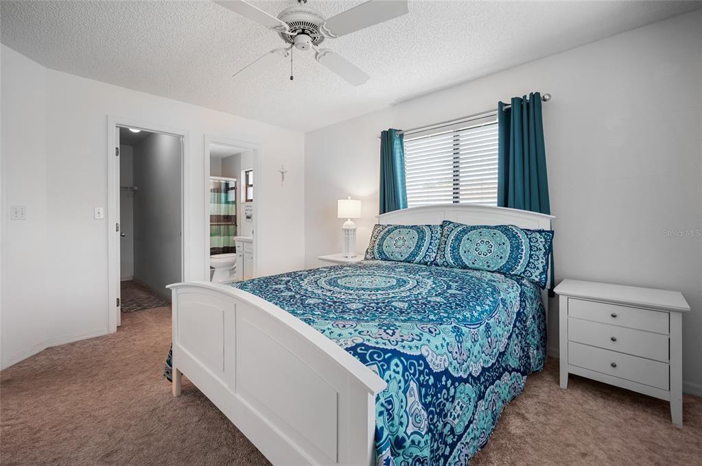 合同活跃: $300,000 (2 贝兹, 2 浴室, 2067 平方英尺)