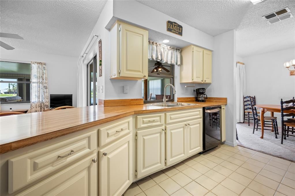 合同活跃: $300,000 (2 贝兹, 2 浴室, 2067 平方英尺)