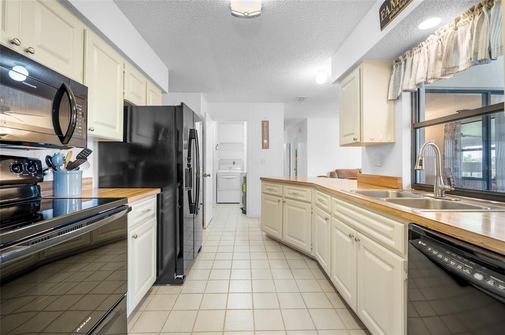 合同活跃: $300,000 (2 贝兹, 2 浴室, 2067 平方英尺)