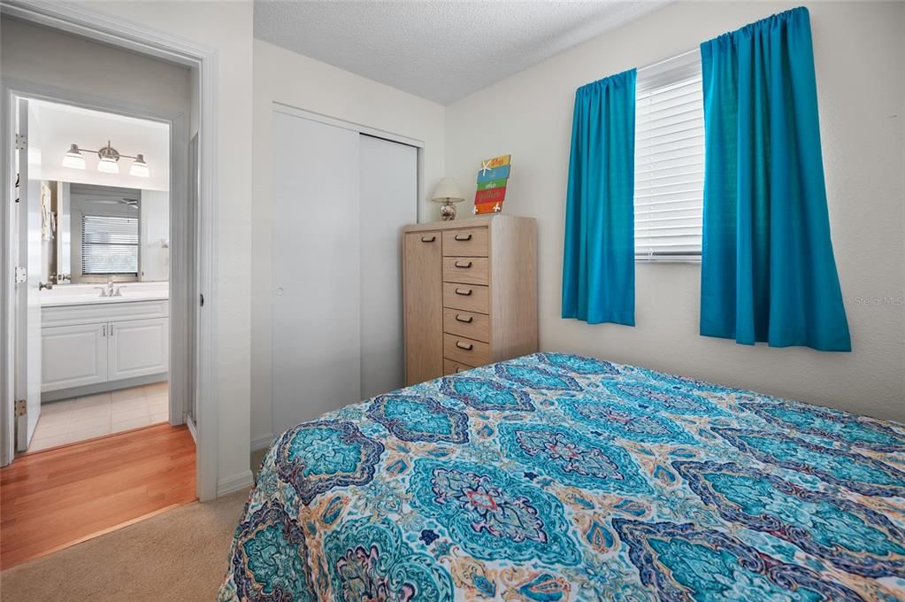 合同活跃: $300,000 (2 贝兹, 2 浴室, 2067 平方英尺)