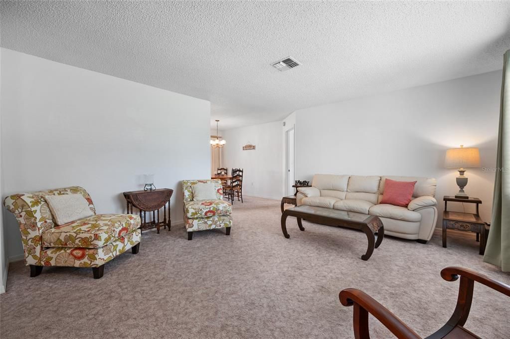 合同活跃: $300,000 (2 贝兹, 2 浴室, 2067 平方英尺)