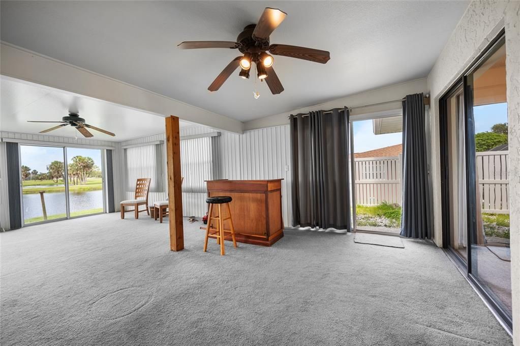 合同活跃: $300,000 (2 贝兹, 2 浴室, 2067 平方英尺)