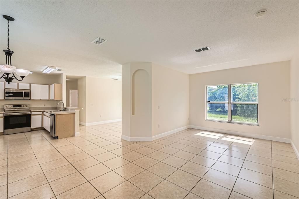 Activo con contrato: $250,000 (3 camas, 2 baños, 1334 Pies cuadrados)