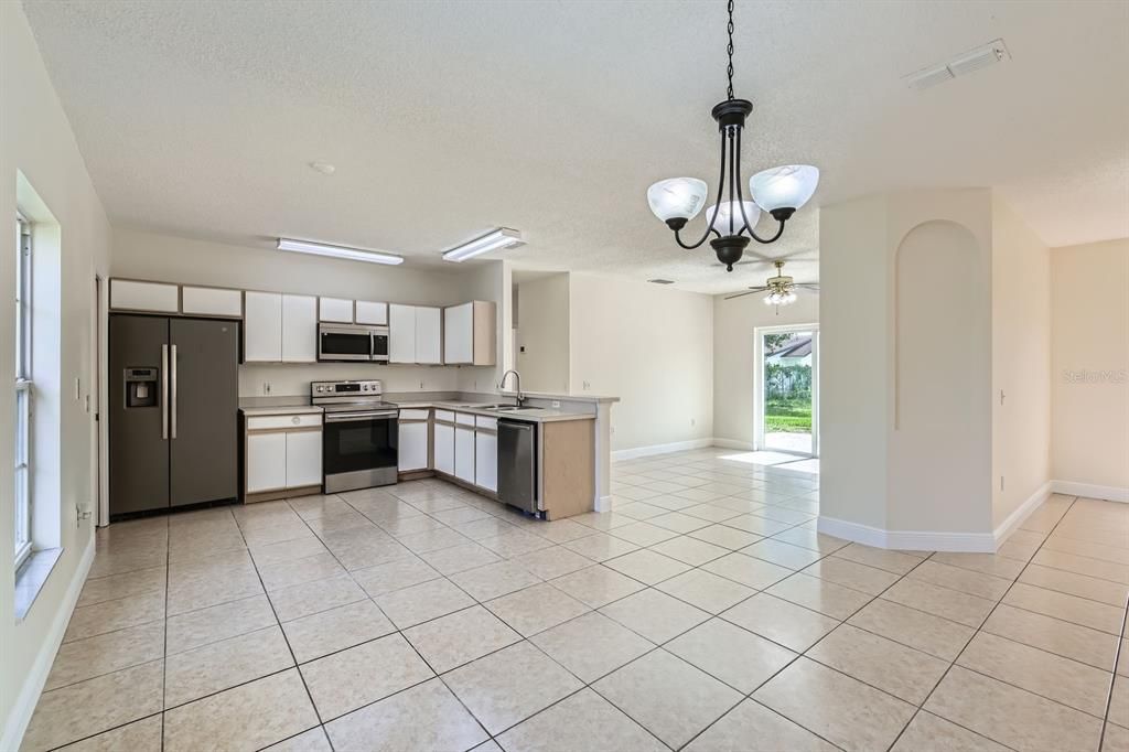 Activo con contrato: $250,000 (3 camas, 2 baños, 1334 Pies cuadrados)