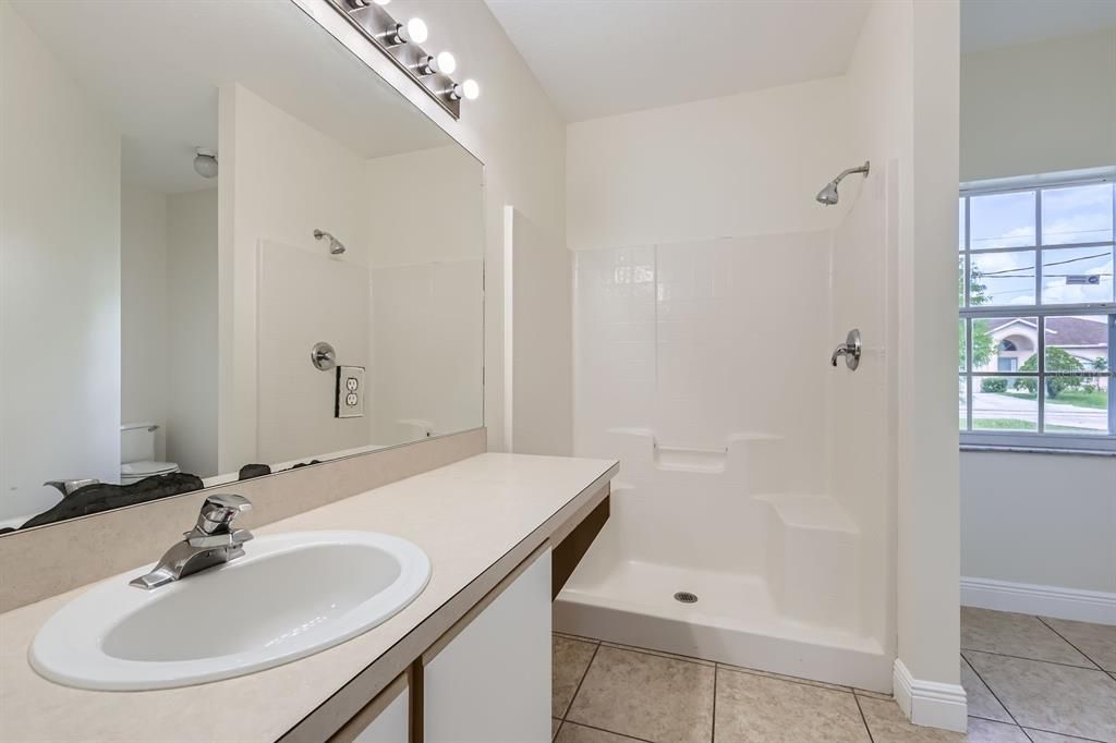 Activo con contrato: $250,000 (3 camas, 2 baños, 1334 Pies cuadrados)