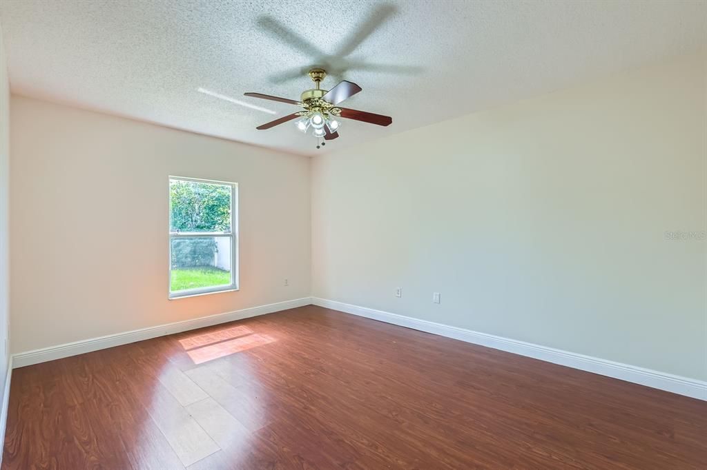 Activo con contrato: $250,000 (3 camas, 2 baños, 1334 Pies cuadrados)