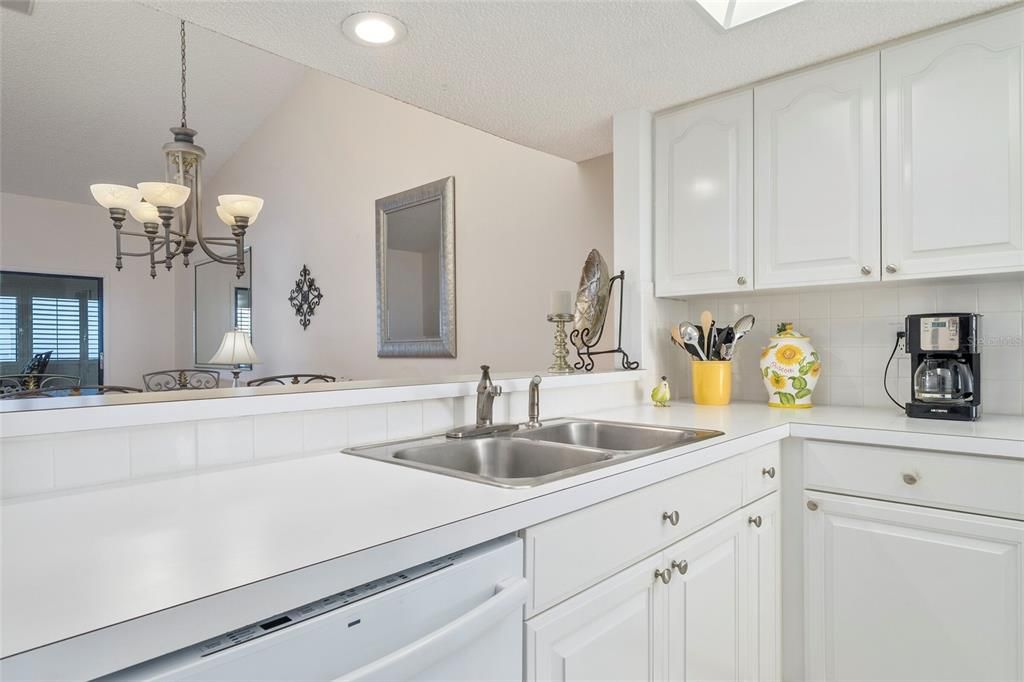 For Rent: $2,400 (2 beds, 2 baths, 1025 Square Feet)