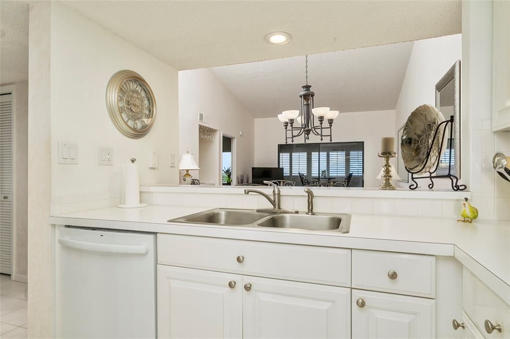 For Rent: $2,400 (2 beds, 2 baths, 1025 Square Feet)