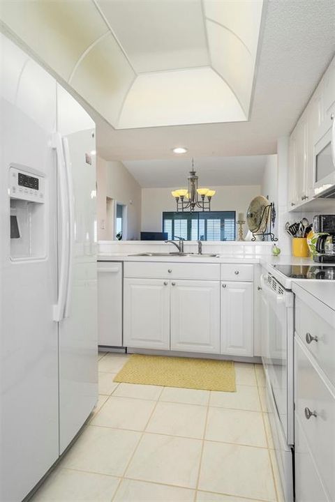 For Rent: $2,400 (2 beds, 2 baths, 1025 Square Feet)