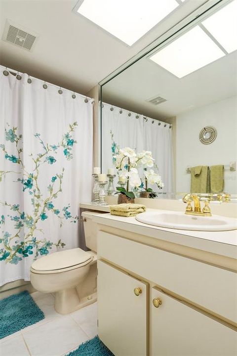 For Rent: $2,400 (2 beds, 2 baths, 1025 Square Feet)