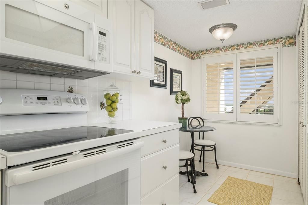 For Rent: $2,400 (2 beds, 2 baths, 1025 Square Feet)