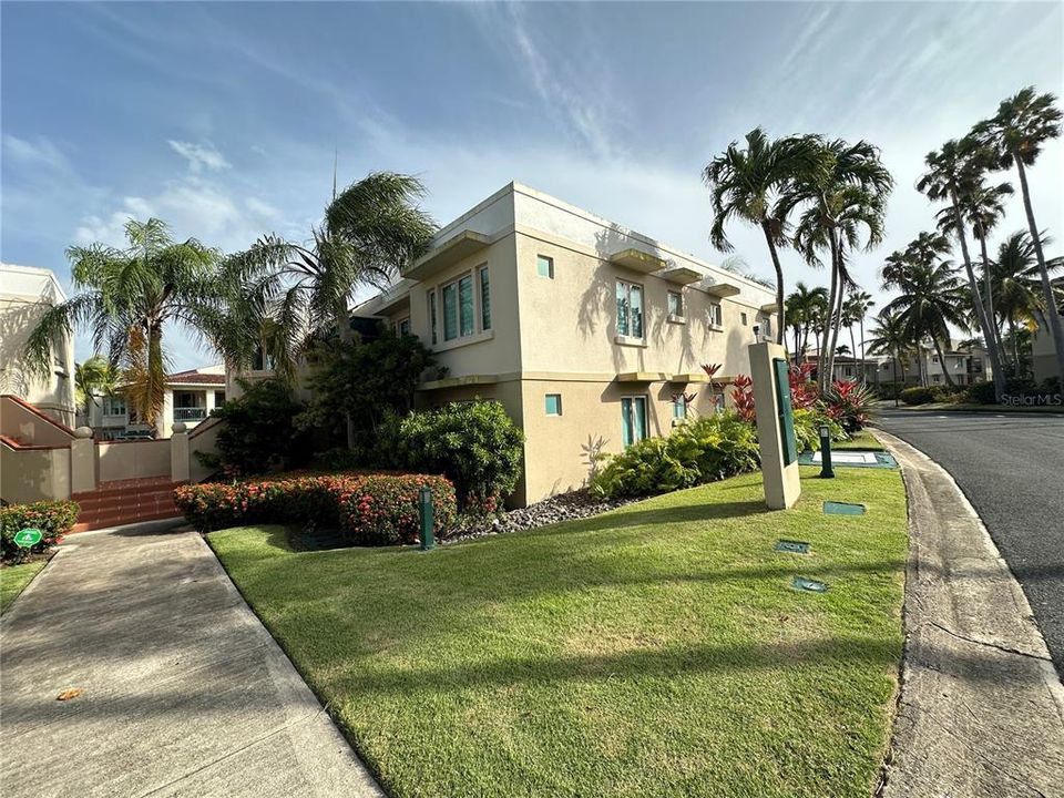 For Rent: $4,800 (3 beds, 3 baths, 1100 Square Feet)