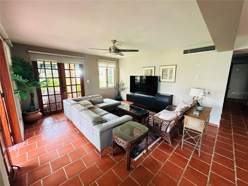 For Rent: $4,800 (3 beds, 3 baths, 1100 Square Feet)