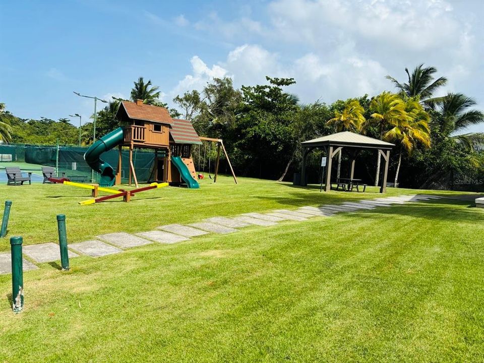 For Rent: $4,800 (3 beds, 3 baths, 1100 Square Feet)