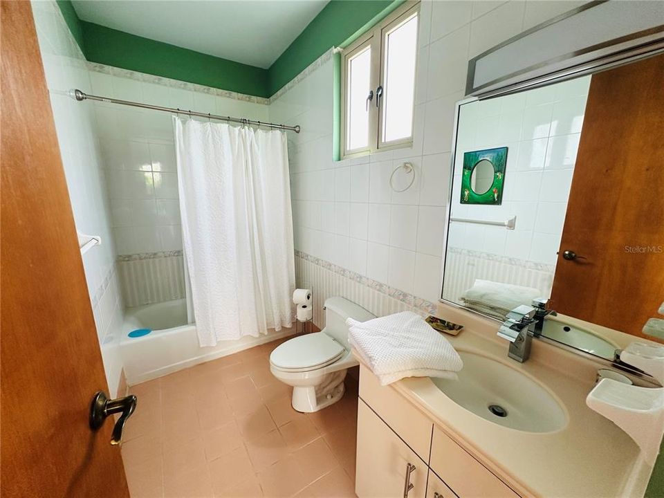 For Rent: $4,800 (3 beds, 3 baths, 1100 Square Feet)