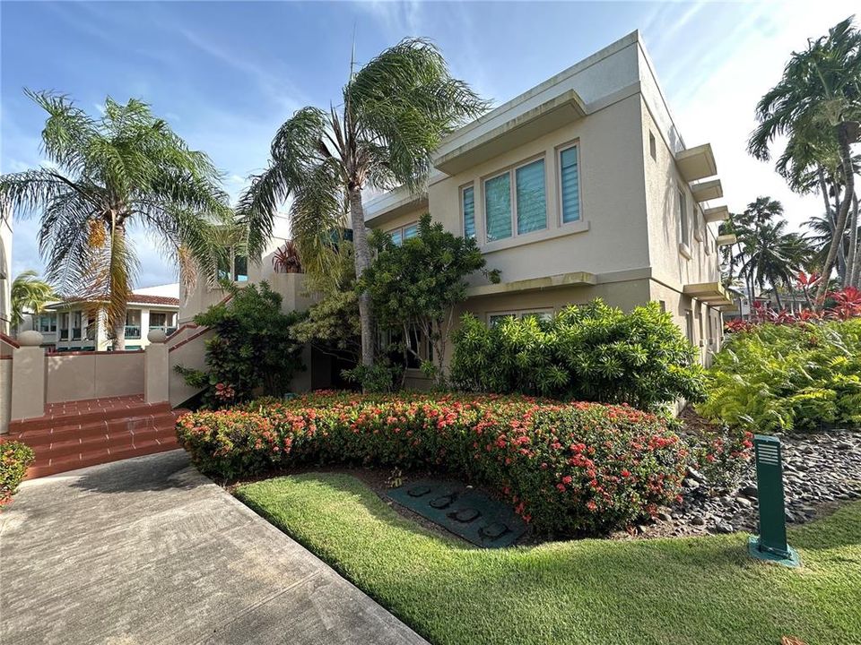 For Rent: $4,800 (3 beds, 3 baths, 1100 Square Feet)