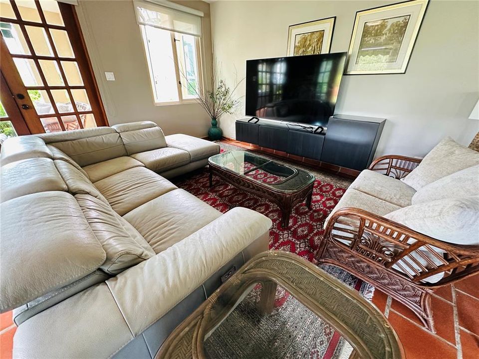 For Rent: $4,800 (3 beds, 3 baths, 1100 Square Feet)