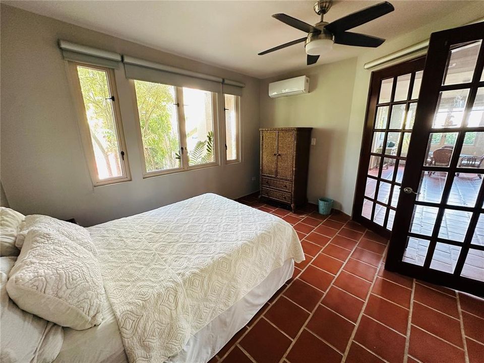 For Rent: $4,800 (3 beds, 3 baths, 1100 Square Feet)