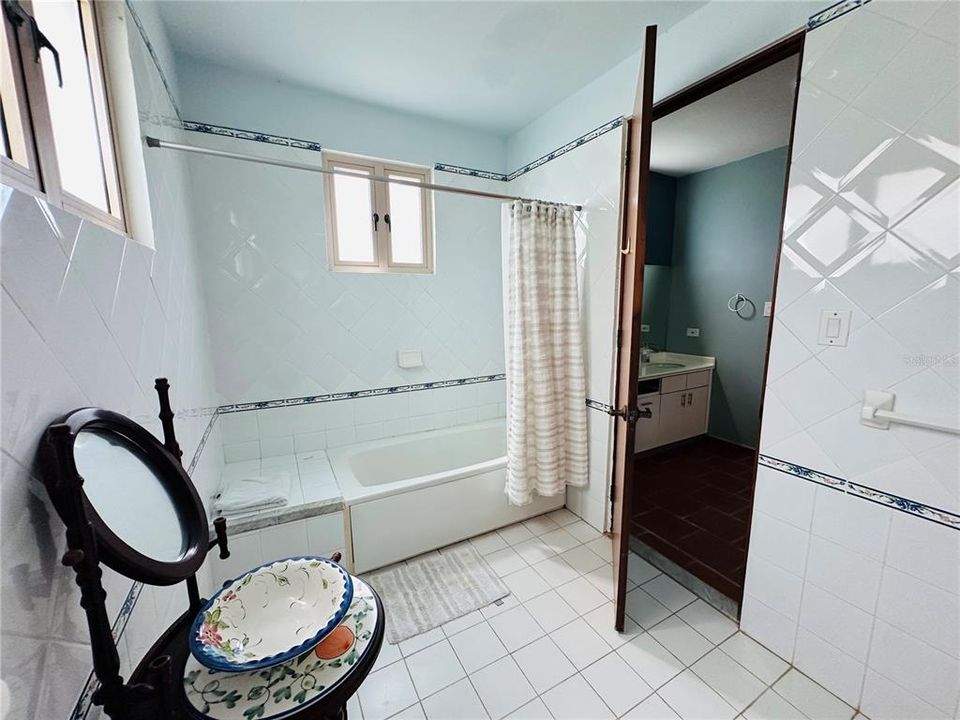 For Rent: $4,800 (3 beds, 3 baths, 1100 Square Feet)