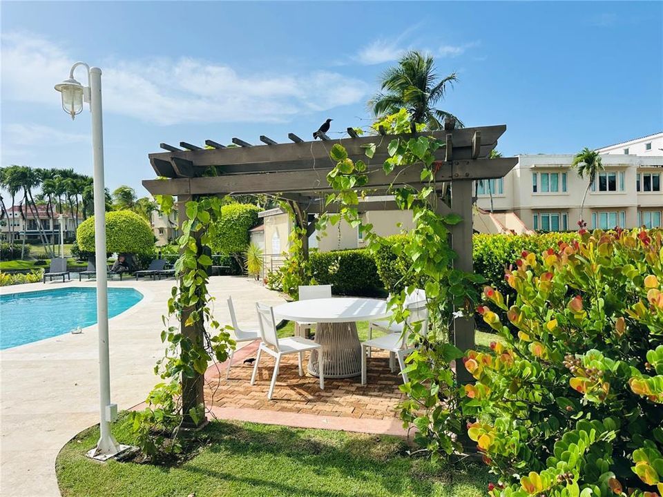 For Rent: $4,800 (3 beds, 3 baths, 1100 Square Feet)