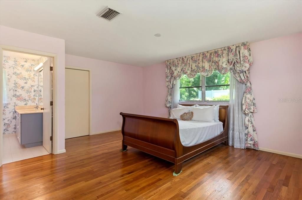 For Sale: $1,870,000 (4 beds, 4 baths, 3302 Square Feet)