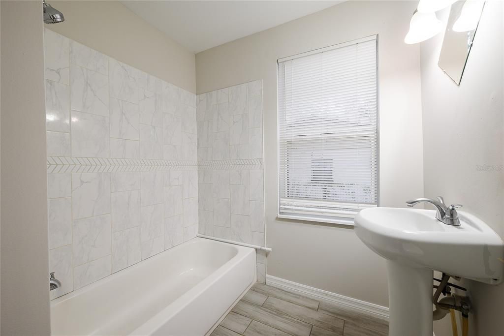 For Rent: $1,600 (2 beds, 1 baths, 960 Square Feet)