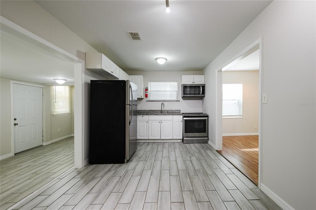 For Rent: $1,600 (2 beds, 1 baths, 960 Square Feet)