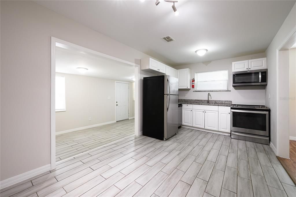 For Rent: $1,600 (2 beds, 1 baths, 960 Square Feet)