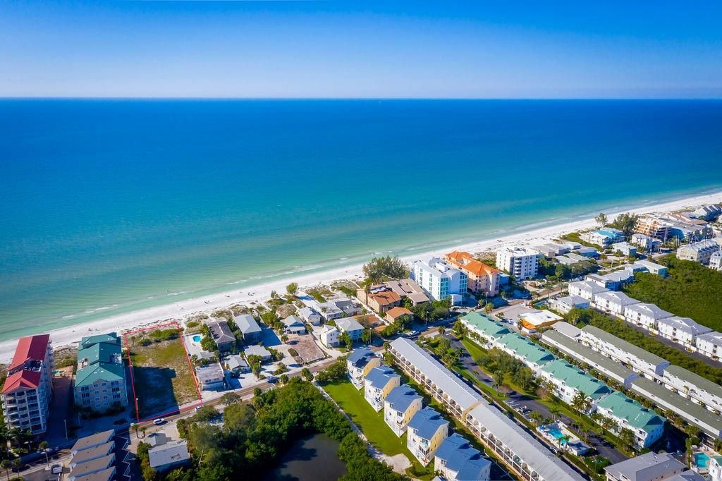 待售: $7,695,000 (0.58 acres)