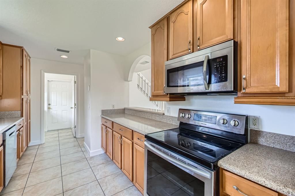 合同活跃: $375,000 (3 贝兹, 2 浴室, 1415 平方英尺)