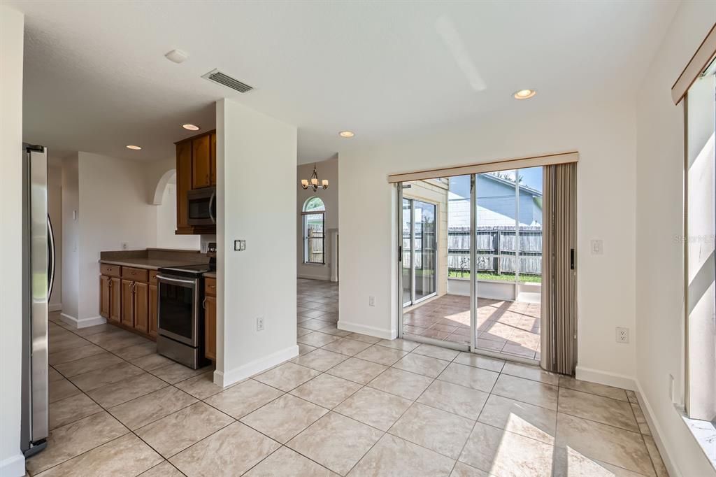 合同活跃: $375,000 (3 贝兹, 2 浴室, 1415 平方英尺)