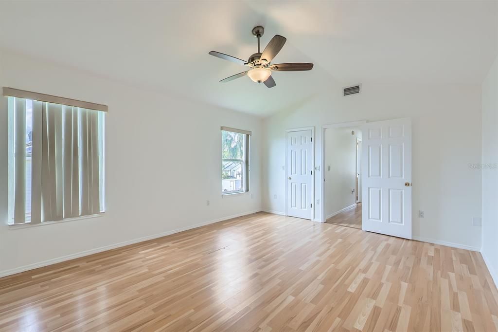 合同活跃: $375,000 (3 贝兹, 2 浴室, 1415 平方英尺)